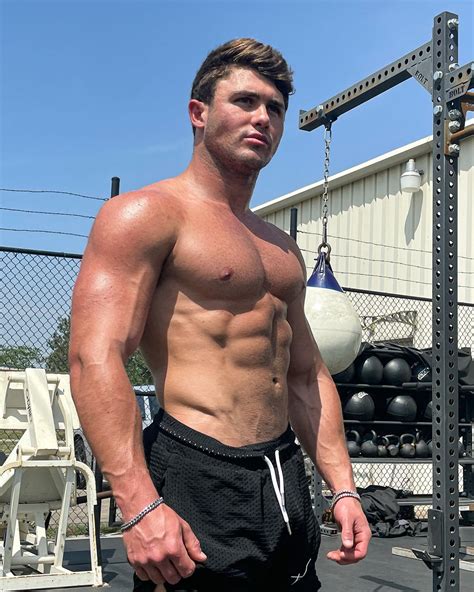 FITNESS INSPIRATION – CHASE CALVIT - Monday XYZ