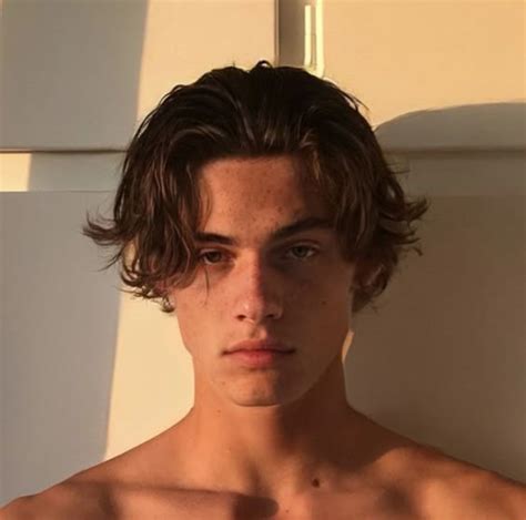 Curtain Hairstyle Men: Retro Elegance Revived 2024