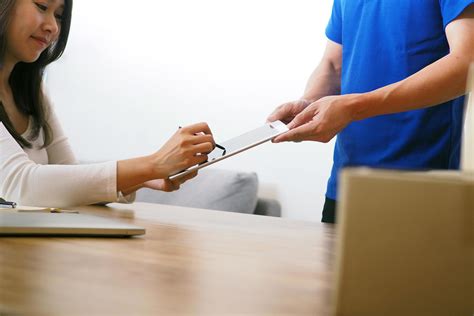 el destinatario firma el recibo del paquete. servicio rápido de entrega