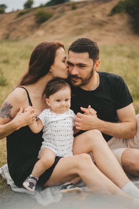 Love story, семейная фотосессия на природе, семья с маленьким ребенком ...