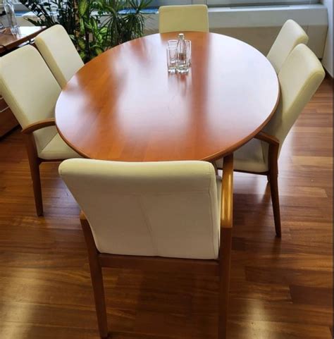 masivna jedilna miza   barva cesnja stolov