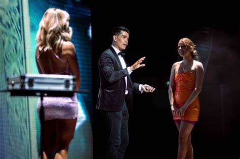 stage magic show  sydney  magician sydney