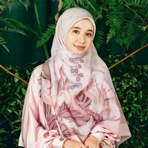 ≡ 10 Model Hijab Terpopuler Ala Selebriti Indonesia, Cakep Banget