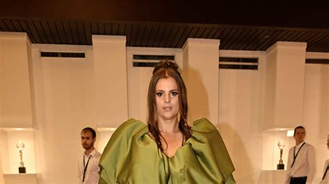 Galerie: Ornella Koktová: Po návratu z Varů se svlékla na poli – fotka ...