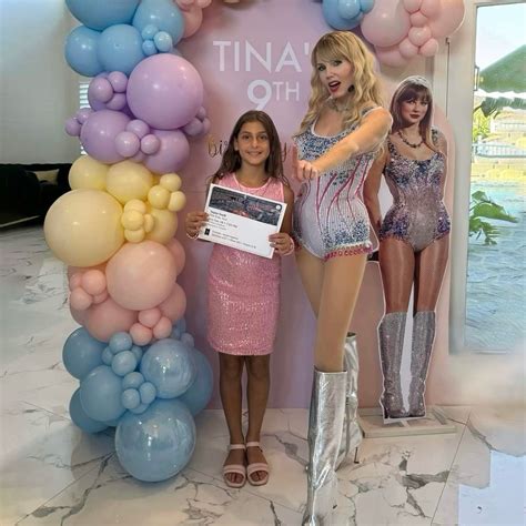 Book a Taylor Swift Lookalike Glendale | Scarlett Entertainment