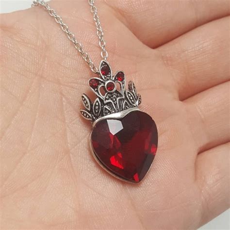 show  villainous side   queen  hearts inspired necklace