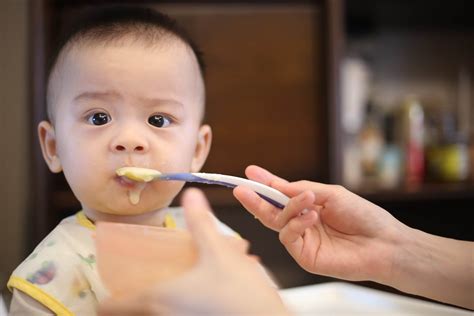 Babys: Wann dürfen sie alles essen? - elternforen.com - Ratgeber-Magazin
