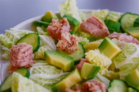 Салат на Новый год с пекинской капустой, тунцом соусом из кешью ...