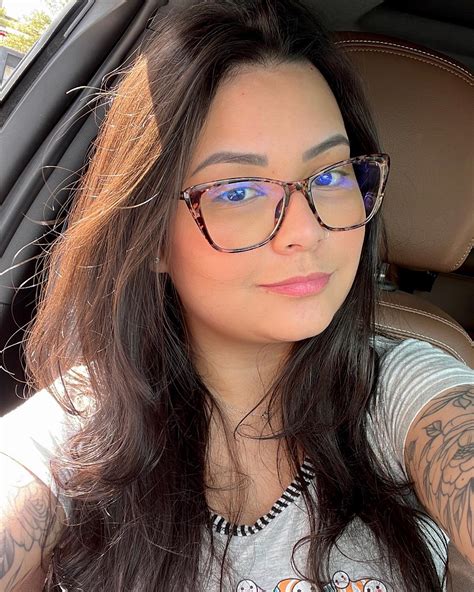 Letícia Pereira | Defina seu sábado com um emoji 🫠 | Instagram