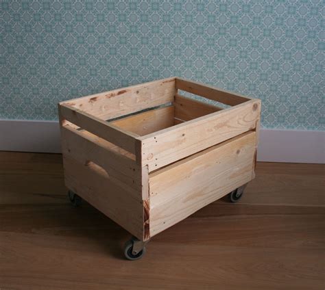Houten krat gemaakt van pallethout met wielen.
