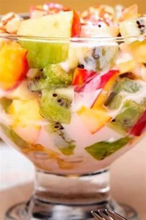 Фруктовый салат с йогуртом приготовить можно из любых фруктов таких как ...