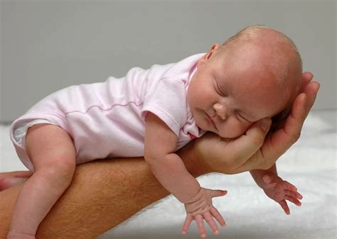 Как правильно выкладывать грудничка на животик: Tummy Time Positions ...