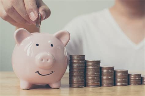 Russians monitor their spending more closely and cut costs
