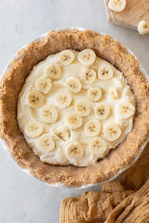 Homemade Banana Pudding Pie Recipe - Sugar and Charm