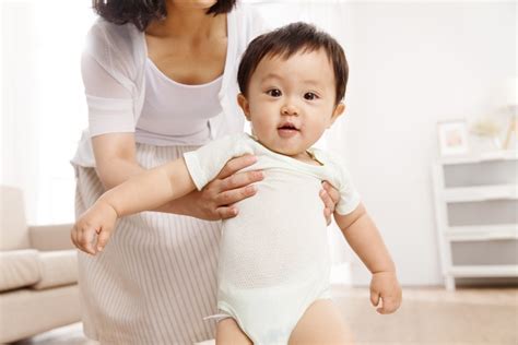 พัฒนาการเด็ก 10 เดือน ทารก 10 เดือน พร้อมวิธีเสริมพัฒนาการลูก