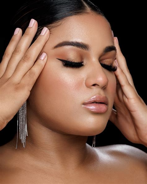 Let us help you define your eyes with our LIQUID MATTE EYELINER 😍