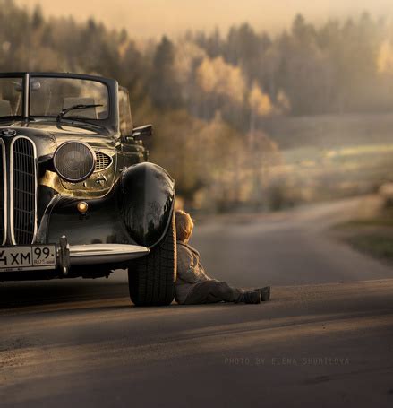 Фото Маленький мальчик сидит на дороге у автомобиля, фотограф Elena ...