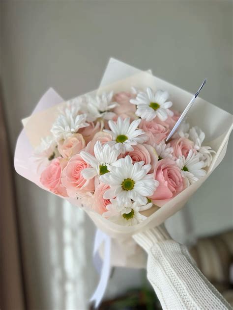 Ramo de Rosas y margaritas blancas | Pretty flowers, My flower, Bouquet