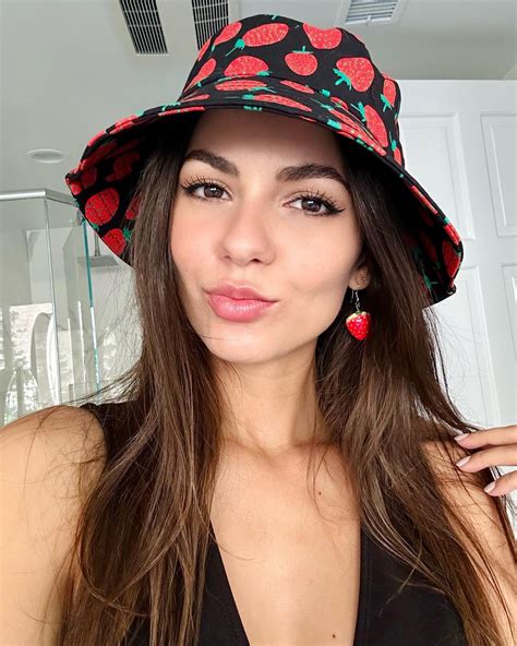 Victoria justice Sexy lips : r/jerkofftoceleb