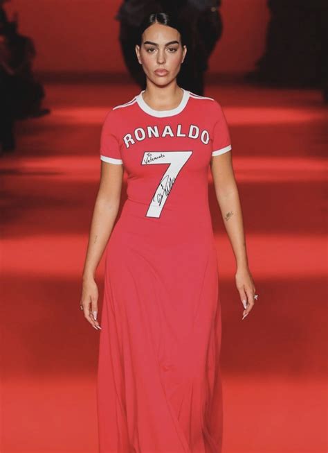 Georgina Rodriguez stuns in scarlet tribute to Ronaldo's glory days at ...
