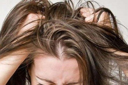 Желтая перхоть на голове: причина возникновения и лечение заболевания