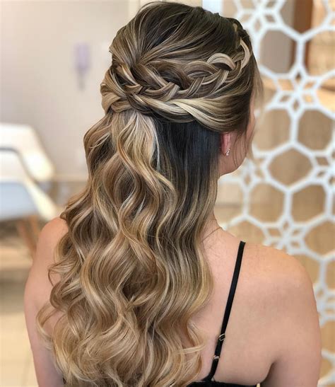Penteado Para Madrinhas Com Trança - Gorgeous Down Hairstyle with Headband | Meio preso com trança, Penteado ...