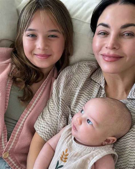 Dissecting the Drama: Billie Eilish's Viral Photo Under the Microscope - 3f1rf6l