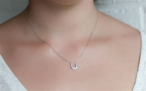 collier fer  cheval en argent serti de zircons collier porte bonheu