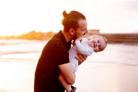 gendong bayi  benar sesuai usia tentang anak