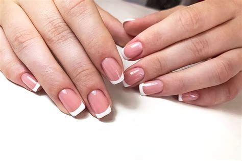 french manucure comment reussir cette manucure classique  elegante