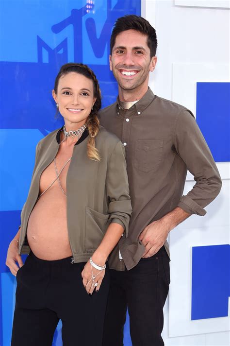 Laura Perlongo: Nev Schulman Fiancee Flaunts Baby Bump, Bare Chest on