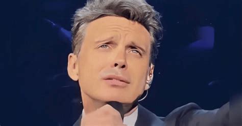 Luis Miguel toma de las manos y saluda con cariño a sus fans