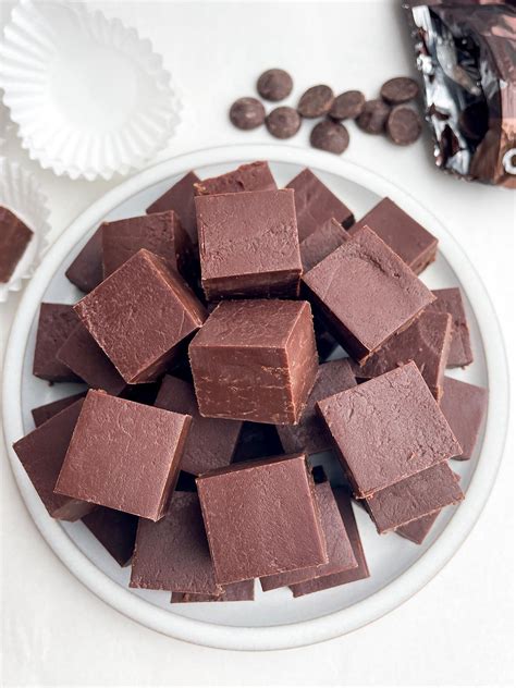 EASY 2 Ingredient Dark Chocolate Fudge - Midwestern HomeLife