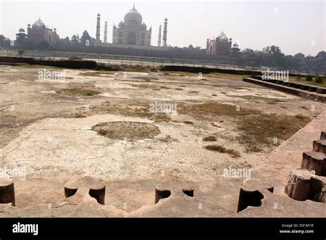 Location of Black Taj with Taj mahal in background on the other side Stock Photo: 57200691 - Alamy