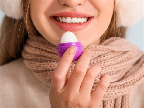 Proteggere le labbra dal freddo: cosa fare se si spaccano - The Wom Beauty