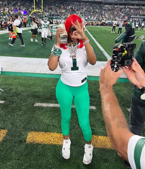 SEXYY RED | THANK YOU @nyjets FOR INVITING ME TO MY FIRST FOOTBALL GAME