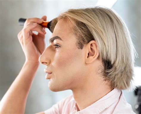 Pode Ser Do Pincel Ou Da Cara Do Homem - Homem usando maquiagem com pincel | Foto Grátis