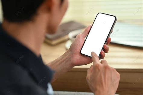 pria memeriksa media sosial  layar kosong telepon  grafik foto