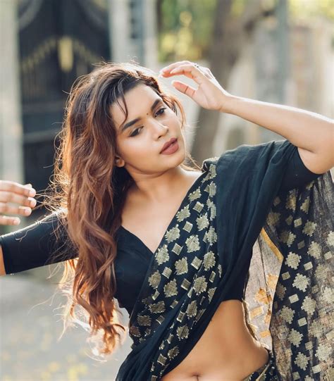 Veena Jessi sizzling stills in black saree - South Indian Actress