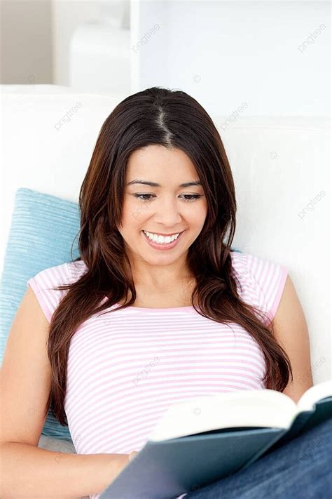 Nền Người Phụ Nữ Xinh đẹp Ngồi Trên Chiếc Ghế Dài Mải Mê đọc Sách Hình ...