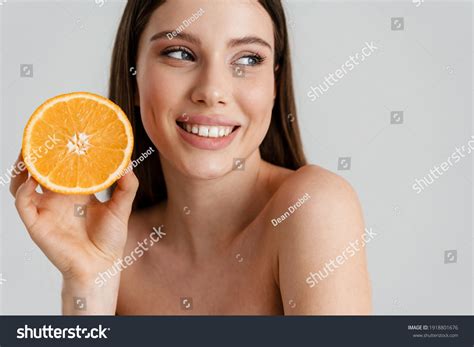 Happy Shirtless Girl Smiling While Posing Foto stock 1918801676