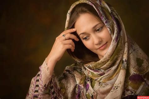 Фото женщины в платке: фото, изображения и картинки