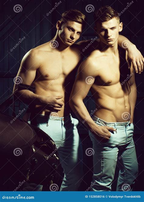 Gemelos Con El Torso Muscular Foto de archivo - Imagen de hermanos