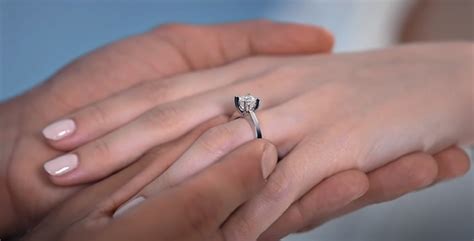 Blue Diamond Tek Taş Yüzük Satarken Değer Kaybeder Mi?
