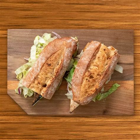 Рецепта Сандвич с грилована скумрия и салата с маринован лук | Kaufland