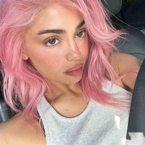 Kylie Jenner Brings Back Pink Hair in New Selfies: See the Look