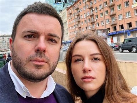Григорій Решетнік із сім'єю покинув Україну | «ФАКТИ»