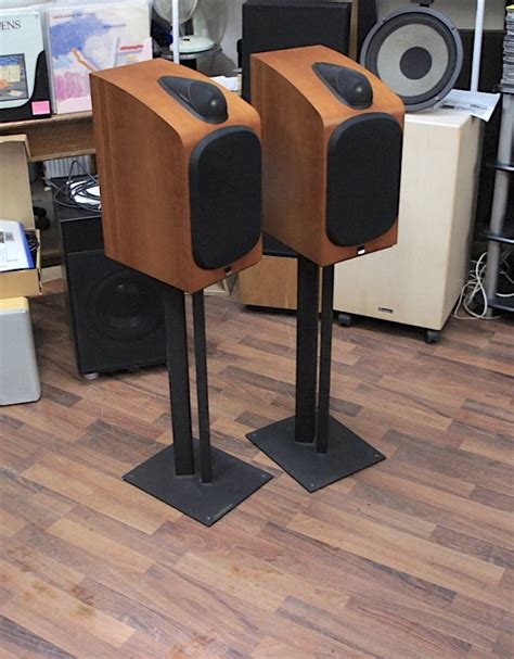 B&W 705 – Classic Audio