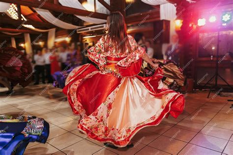 Festival de danza gitana mujer interpretando danza romaní y canciones ...