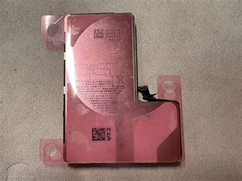 Металлический аккумулятор прототипа iPhone 16 Pro показали на фото